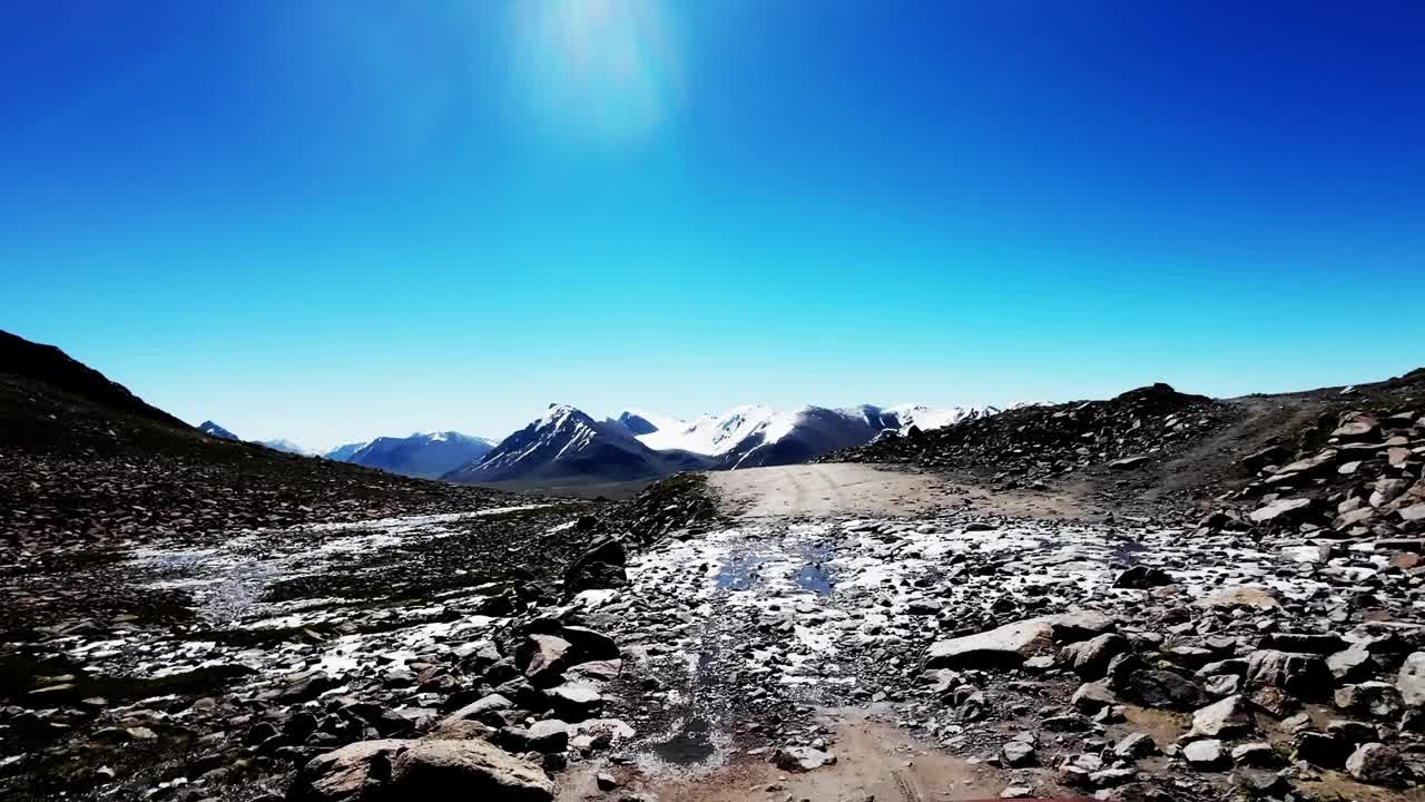 在一个阳光明媚的夏日午后，冰川山顶视频素材