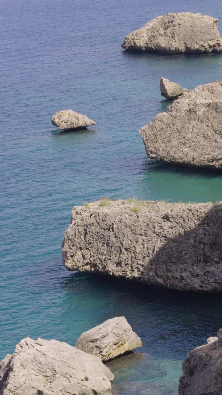 海浪和岩石视频素材