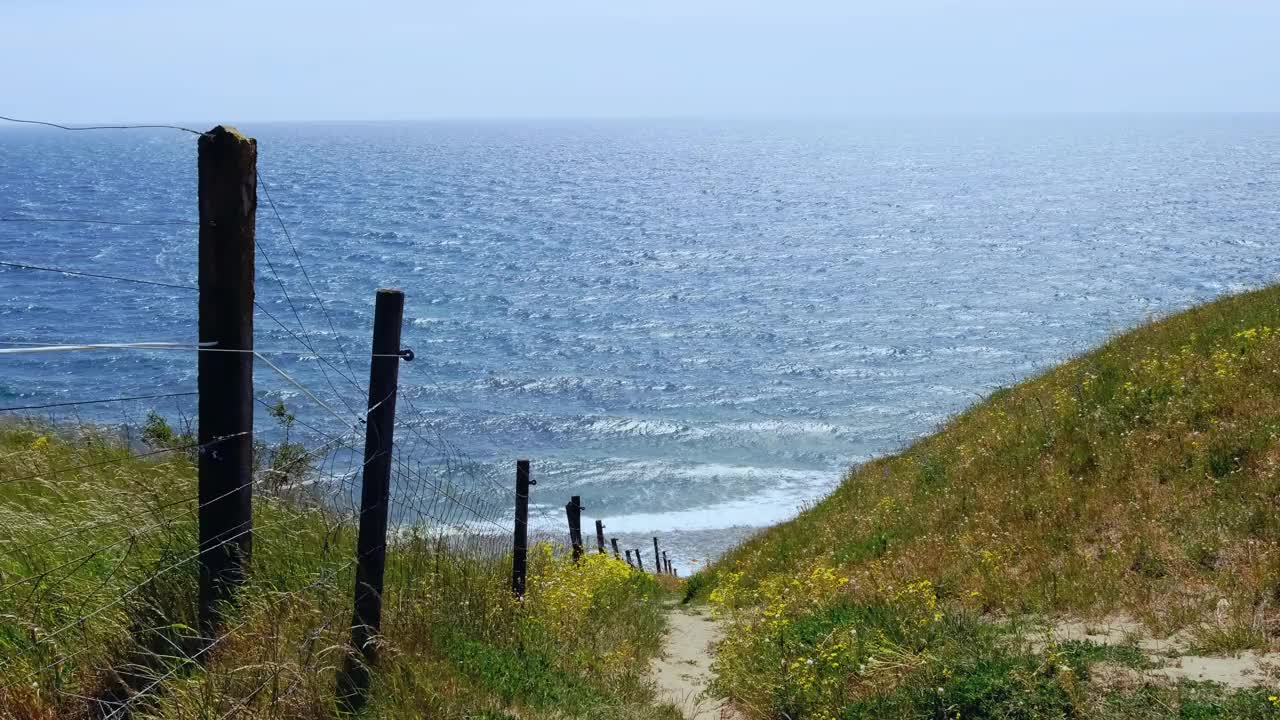 从山上俯瞰海景。视频下载