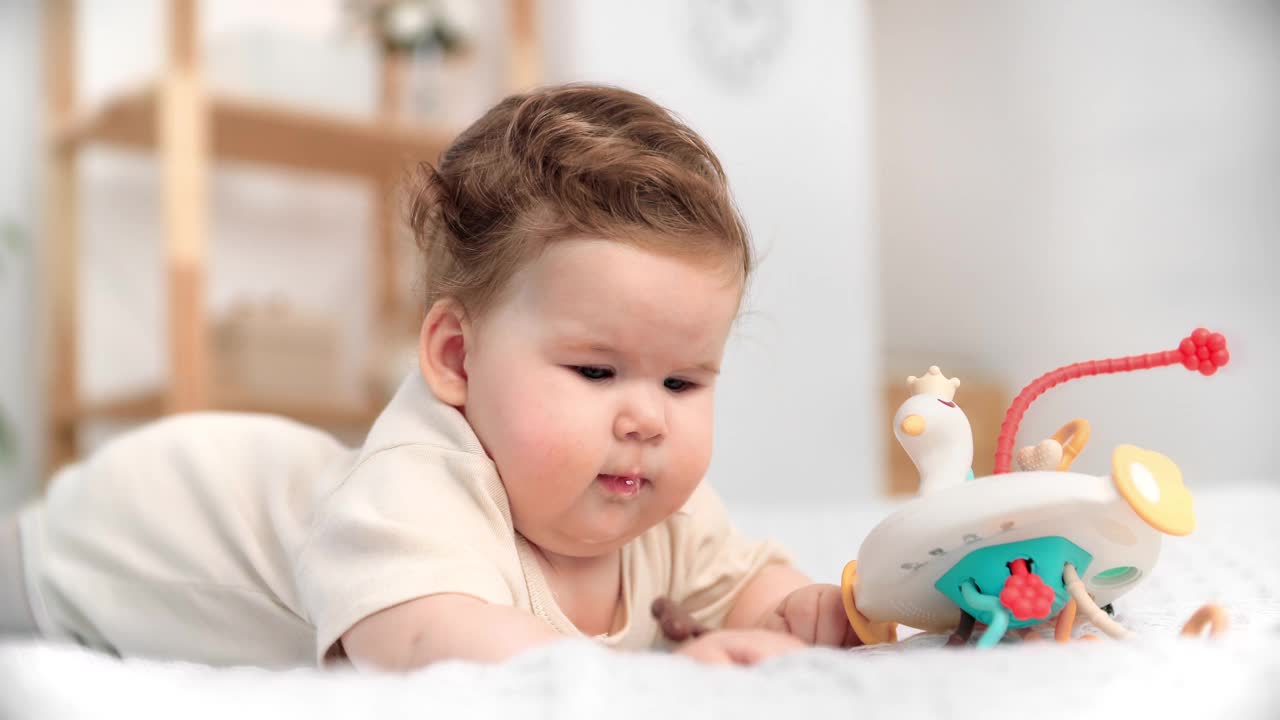 好奇的女婴在卧室里玩玩具，可爱的幼儿在学习周围的世界，肖像视频下载