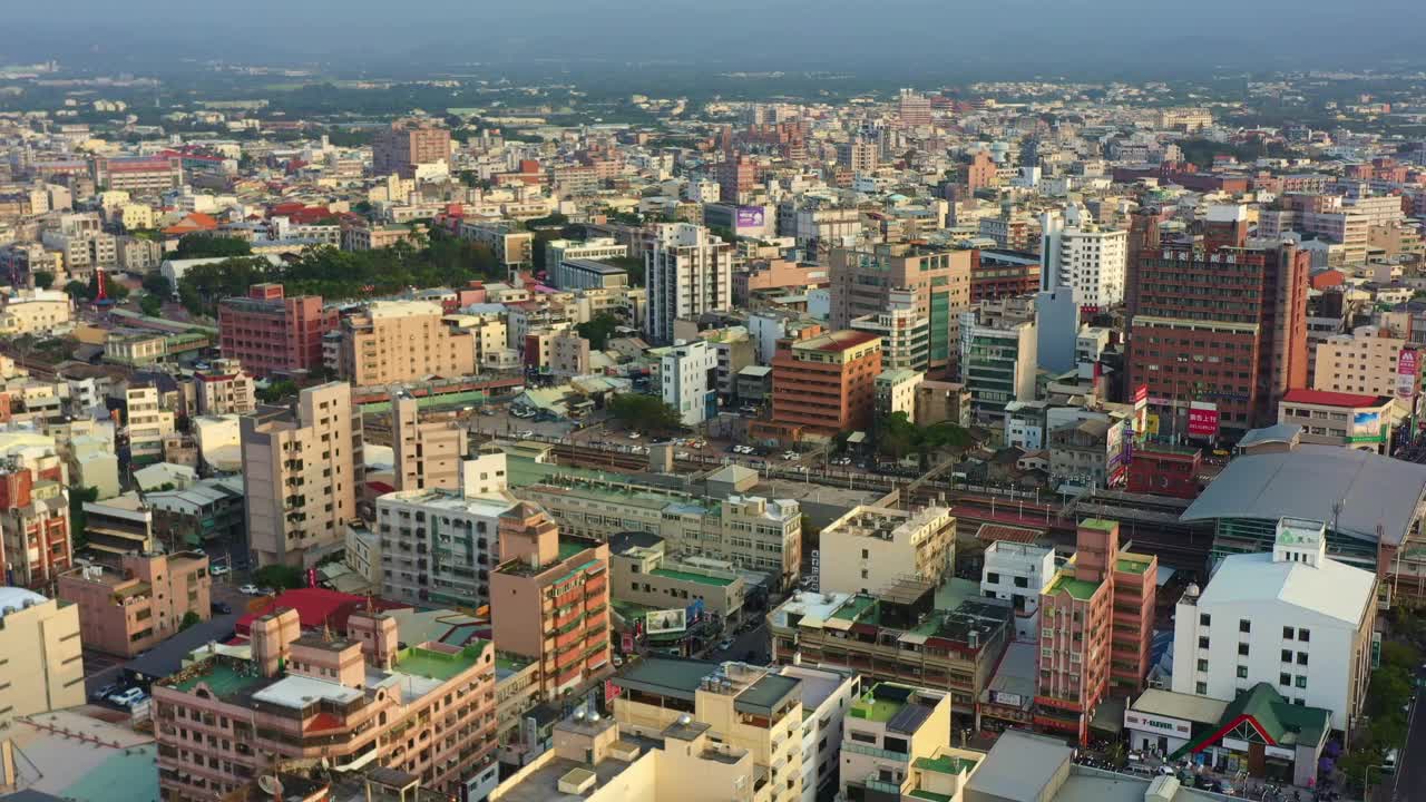 无人机在台湾云林县斗流市拍摄夕阳下的城市景观。视频素材