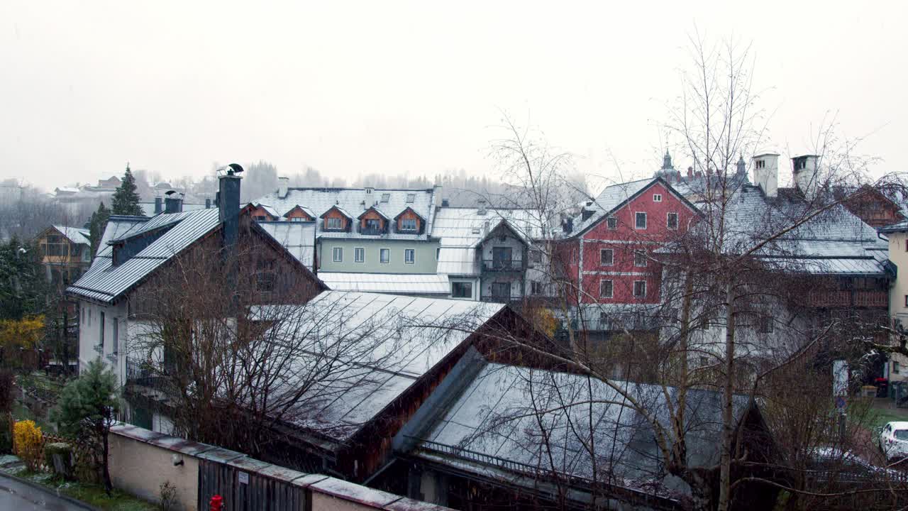 奥地利Bad Aussee小镇的雪景，奥地利小镇屋顶的雪景。视频下载