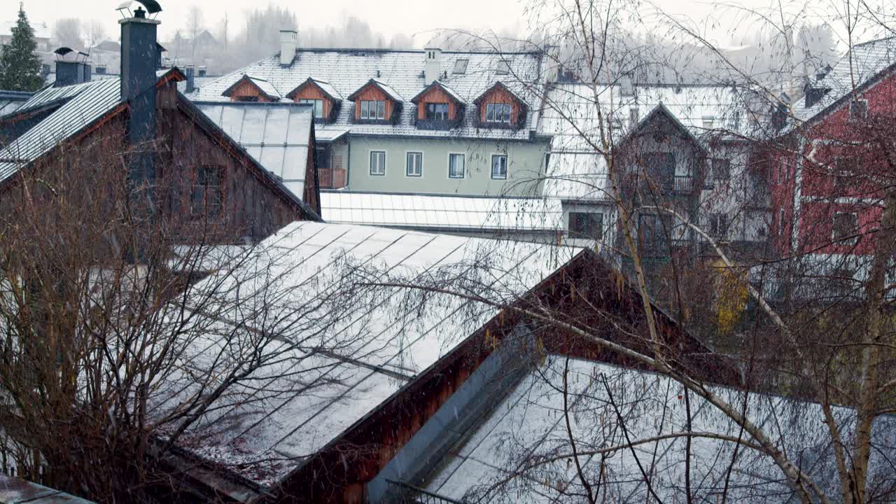 奥地利Bad Aussee小镇的雪景，奥地利小镇屋顶的雪景。视频素材