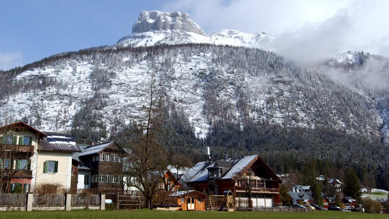 奥地利高山小镇的景色，位于奥地利阿尔陶塞的雪山美景。视频素材