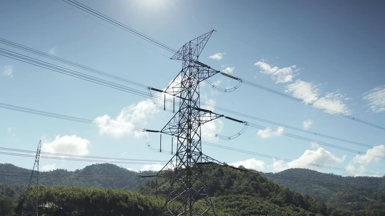 传输塔或电力塔鸟瞰图与天空背景。视频下载