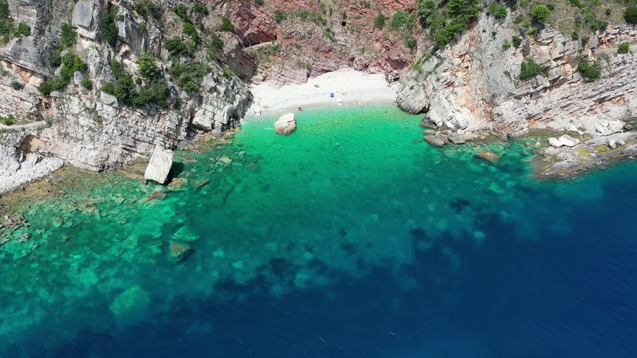 鸟瞰亚得里亚海海岸一个舒适的岩石海滩视频素材