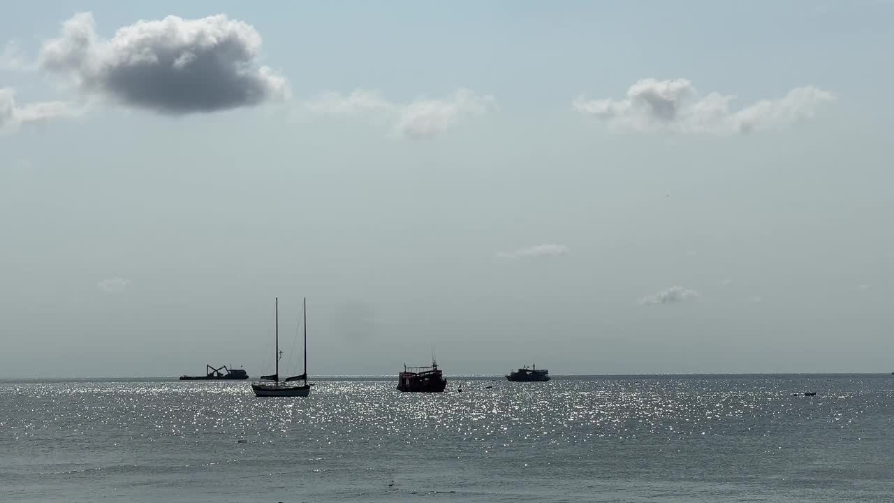 几艘船漂浮在泰国素叻他尼岛帕干区涛岛梅哈德海滩附近的暹罗湾视频下载