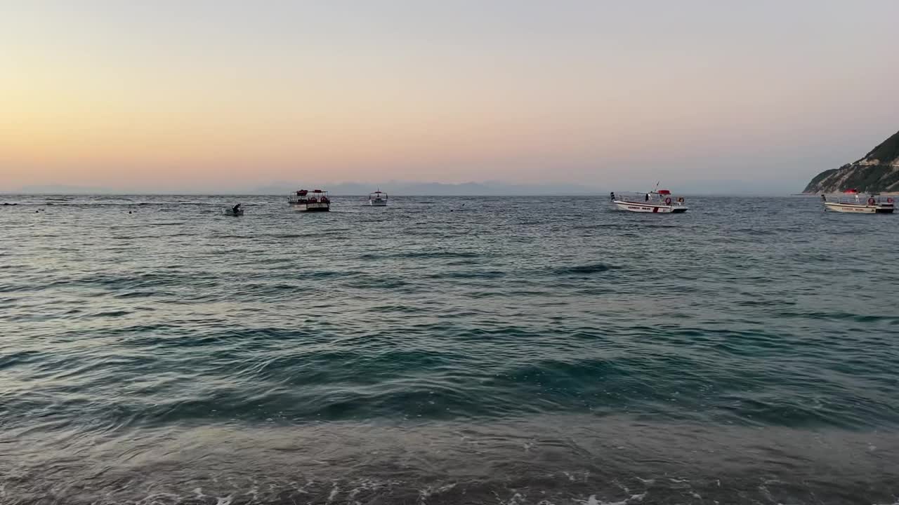 海浪和美丽的日落，尼基塔斯海滩，莱夫卡达岛，希腊，爱奥尼亚海视频下载