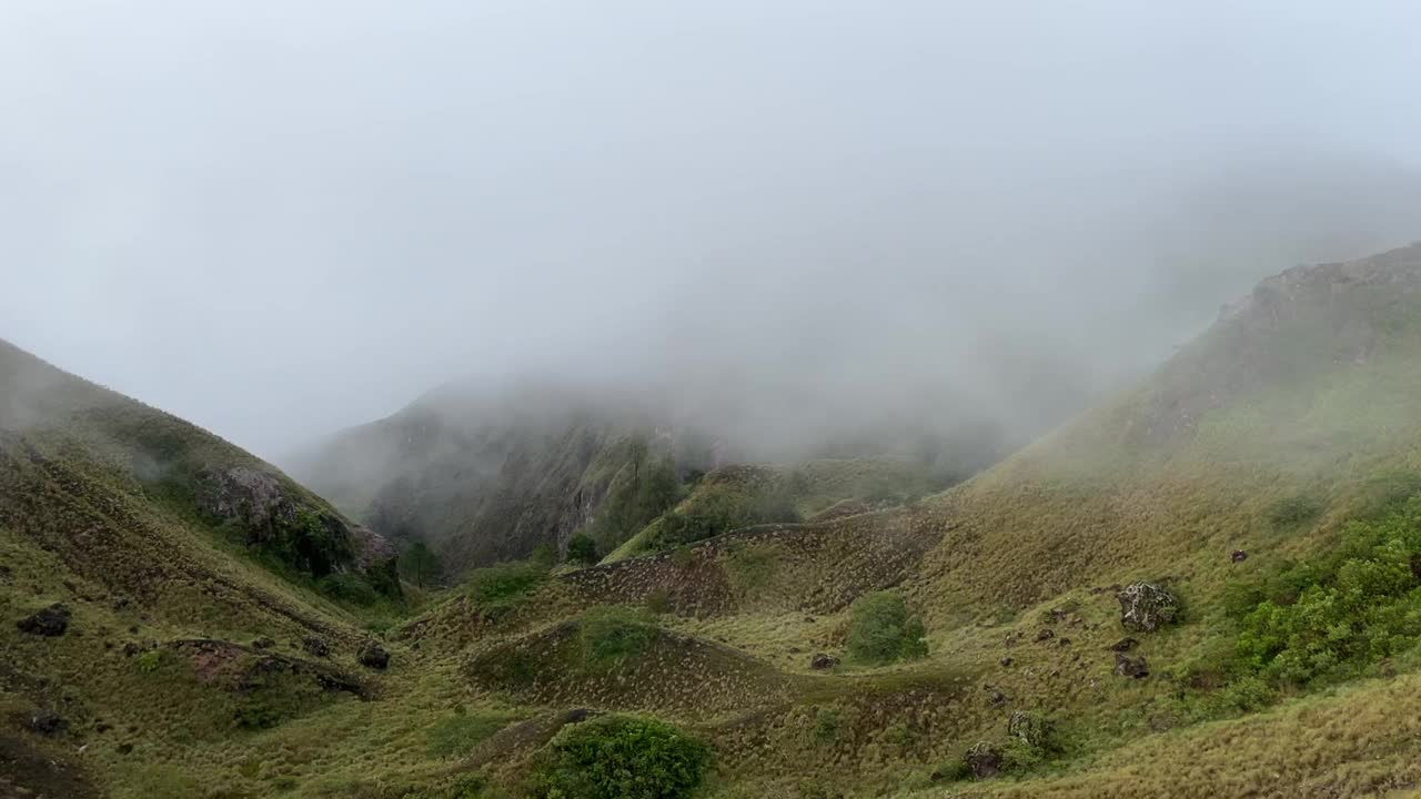 印度尼西亚巴厘岛金塔马尼的巴图尔火山有雾的早晨视频素材