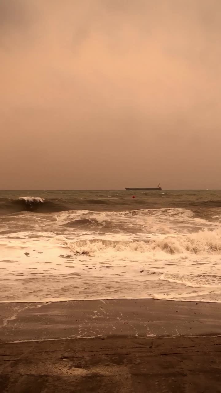 温暖的橙色沙滩，晚上有大浪视频下载