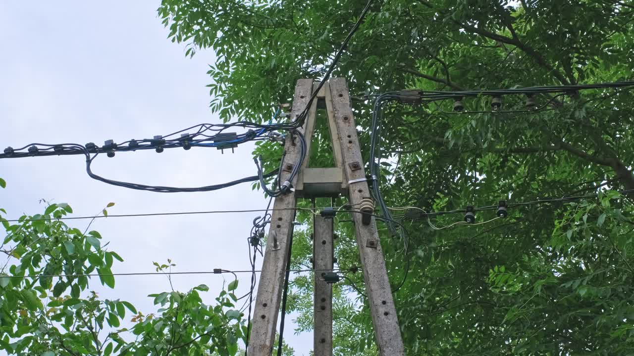 住宅小区混凝土架空电线杆视频素材