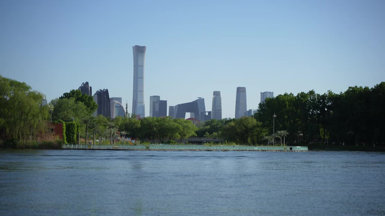 中国北京城市湖快艇驶过北京CBD大厦视频素材