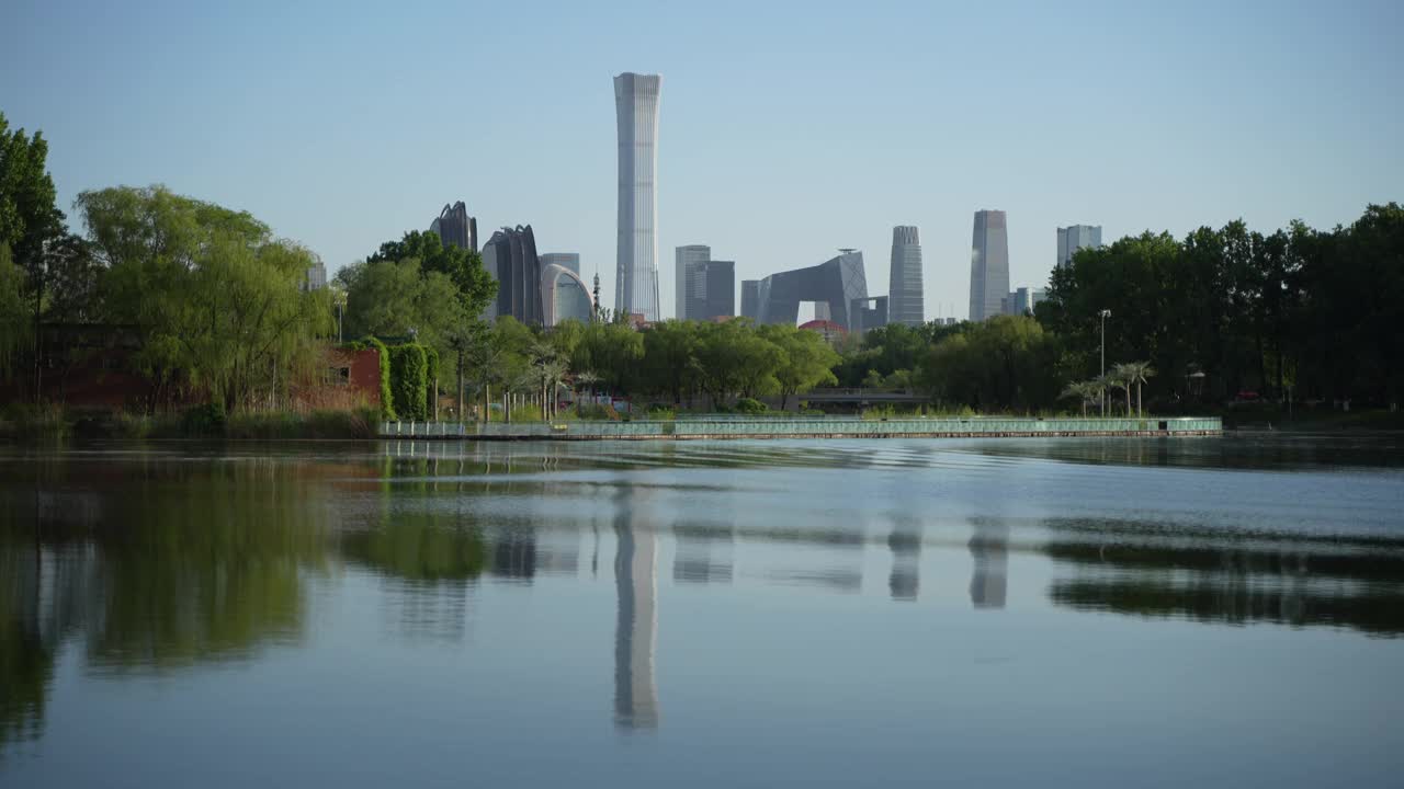 中国北京朝阳公园CBD建筑群湖泊倒影视频下载