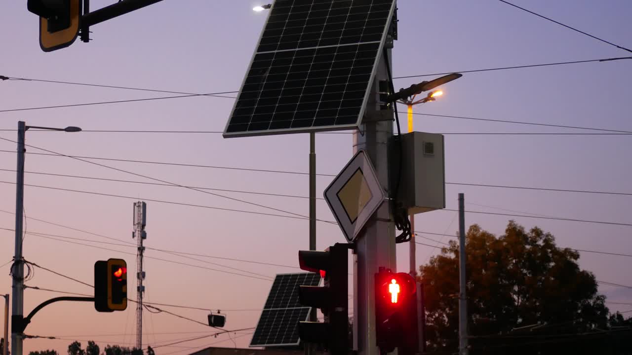 太阳能交通信号灯视频素材