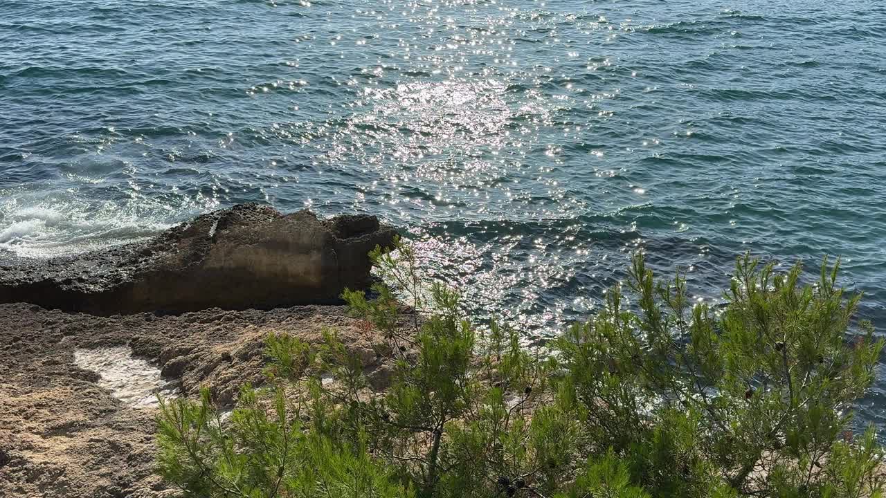 地中海沿岸多岩石，风景优美。视频素材