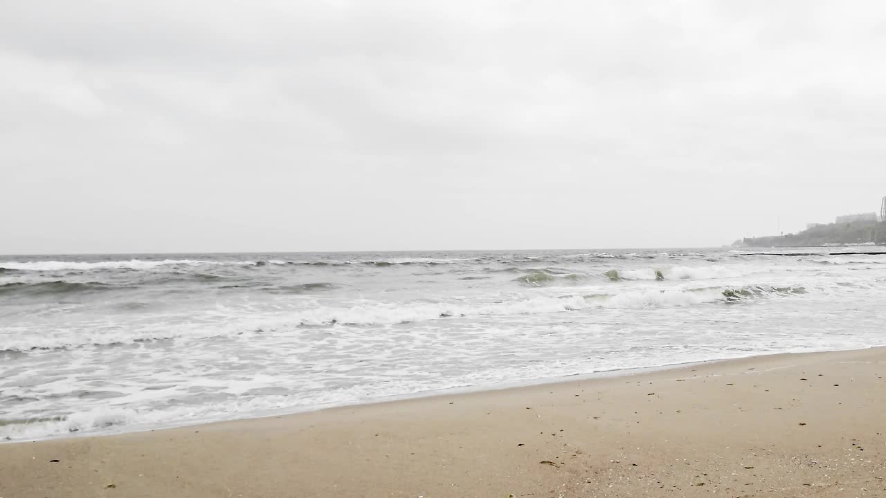 慢动作暴风雨海滩与波浪灰色天空场景视频下载