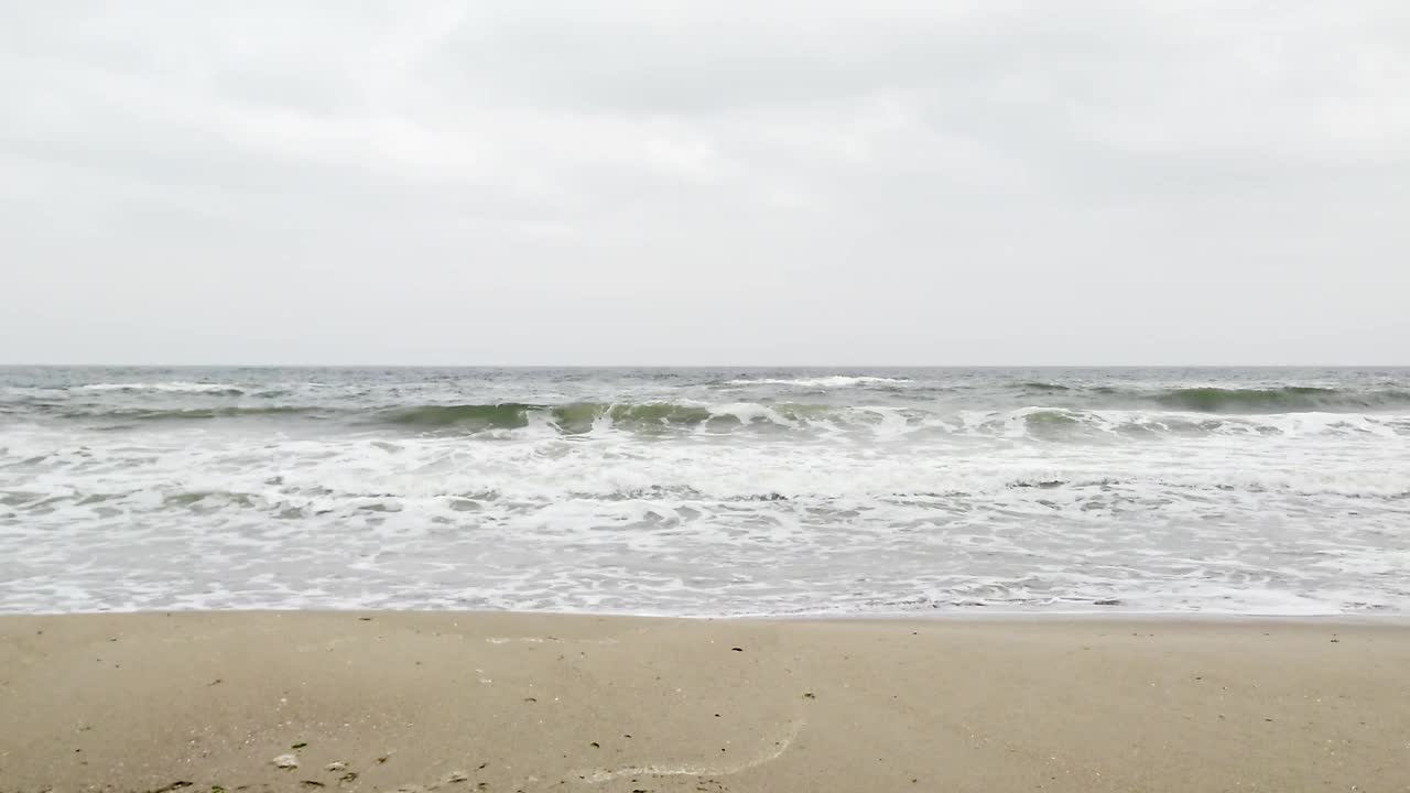 全景风暴海与海浪在沙滩上视频下载