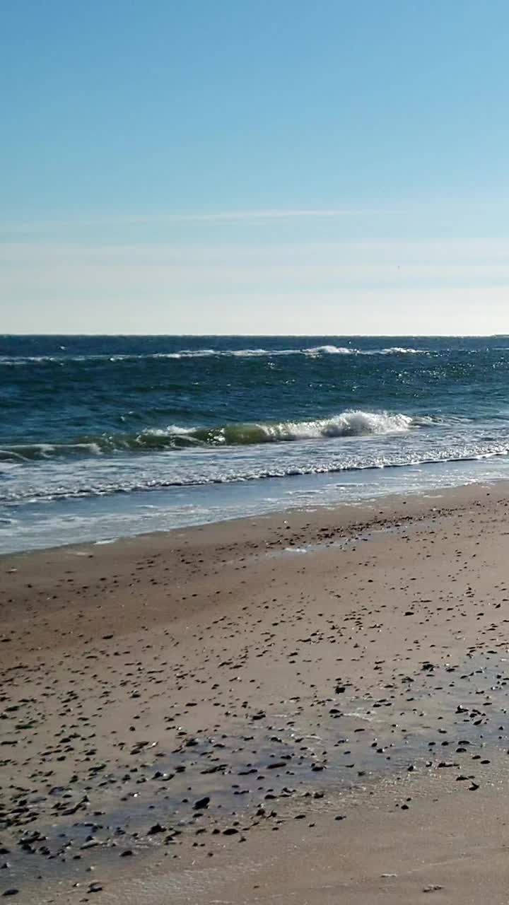 阳光明媚的沙滩和海浪风景视频下载