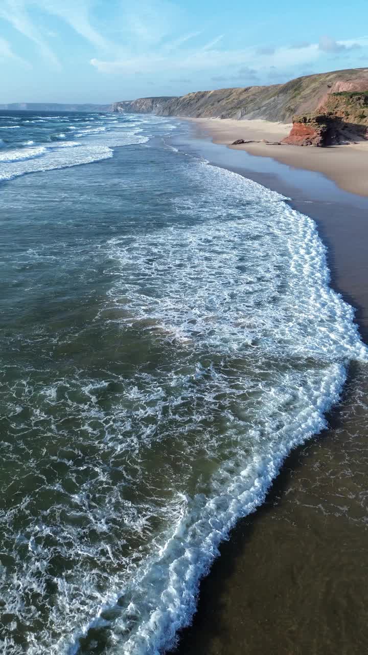 野滩岸浪低无人飞行视频素材