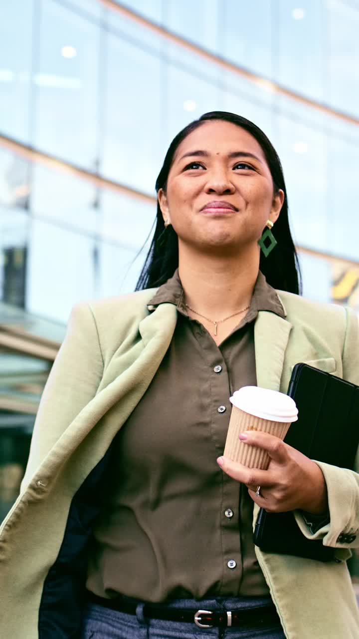 不同的商业女性团队在城市中行走视频素材