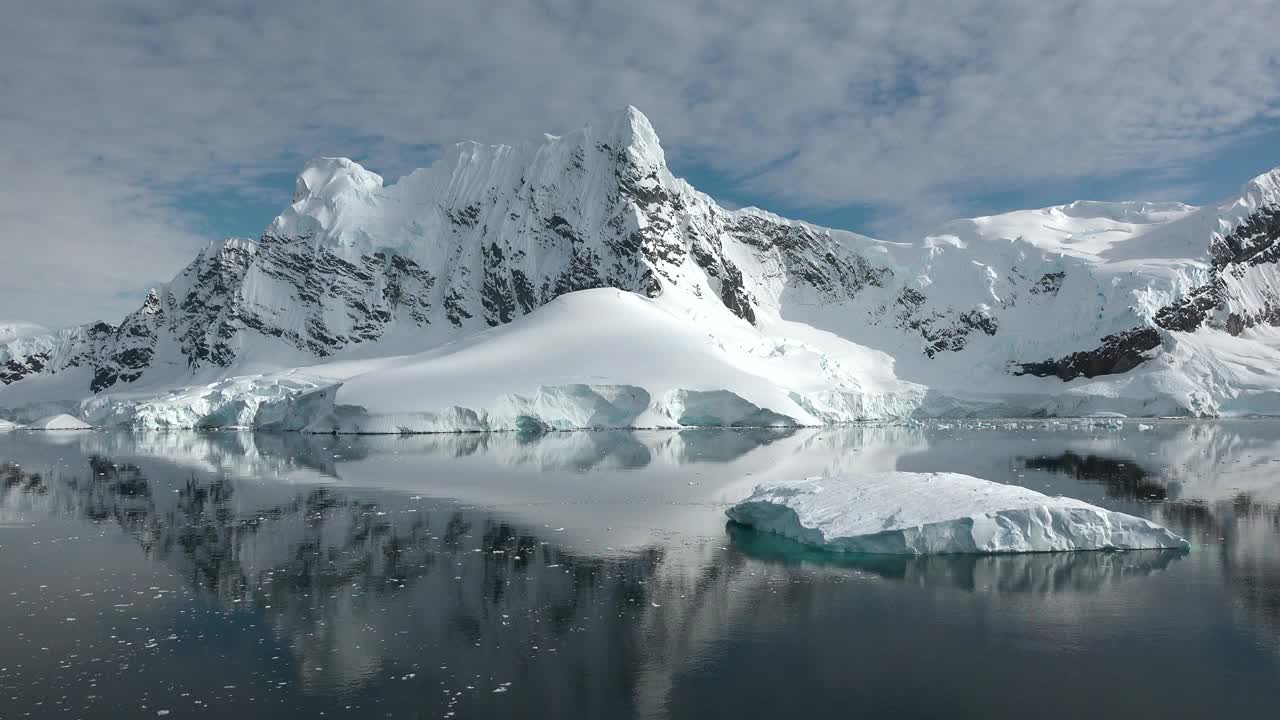 南极洲。冰冻的峡湾。冰山在冬季仙境的倒影。雪山和冰山。水面平静，反射着天空和周围的风景。视频素材