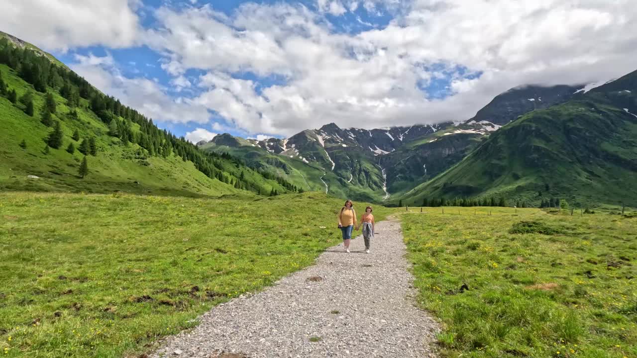 徒步穿越绿色的奥地利阿尔卑斯山，欣赏美丽的山景视频素材