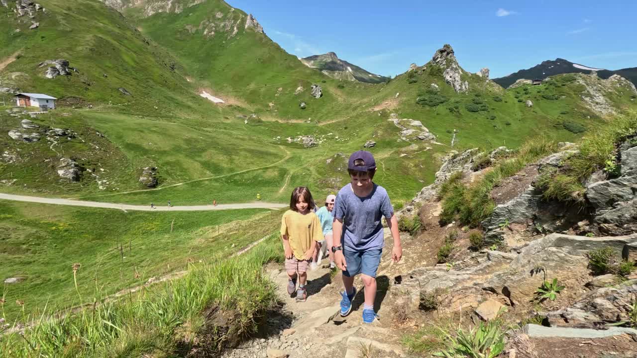 在阿尔卑斯山的山路上徒步旅行视频素材