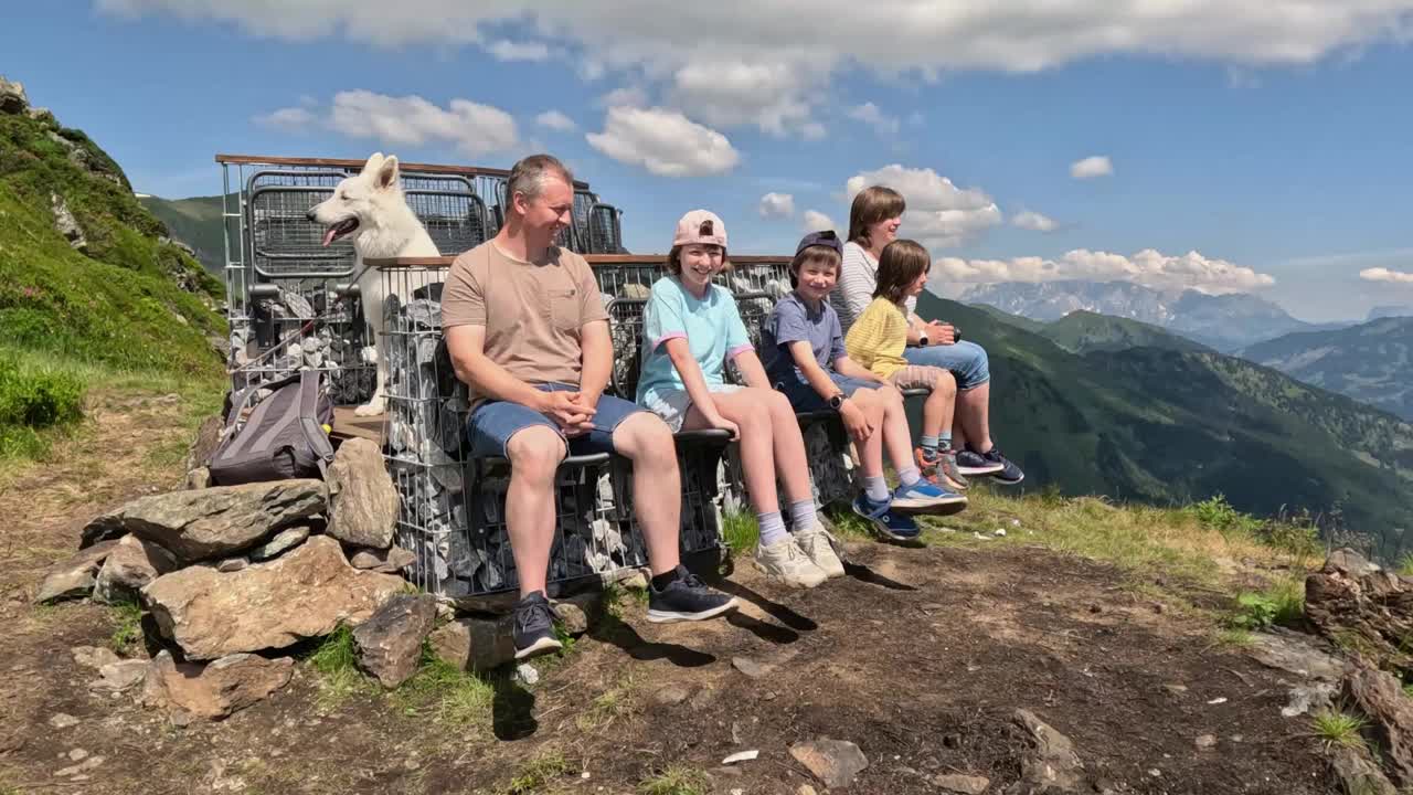 夏天，一家人在山顶徒步旅行和放松视频素材