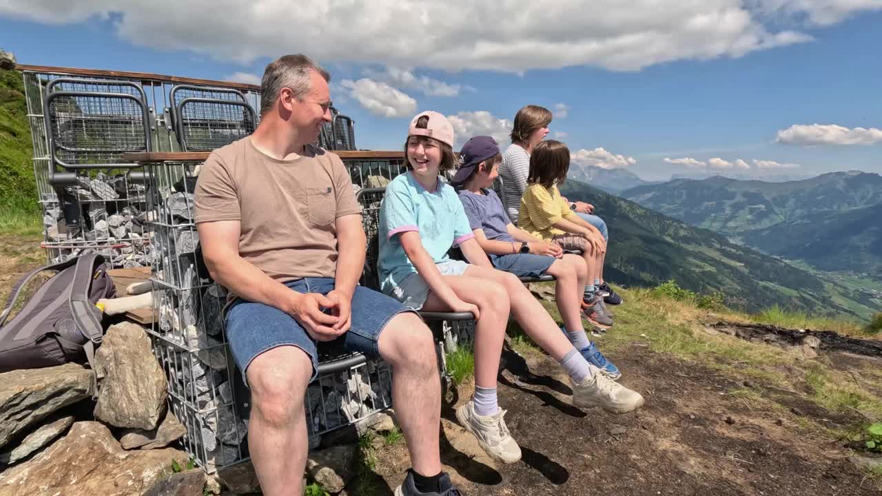 一家人在夏日享受山景视频素材