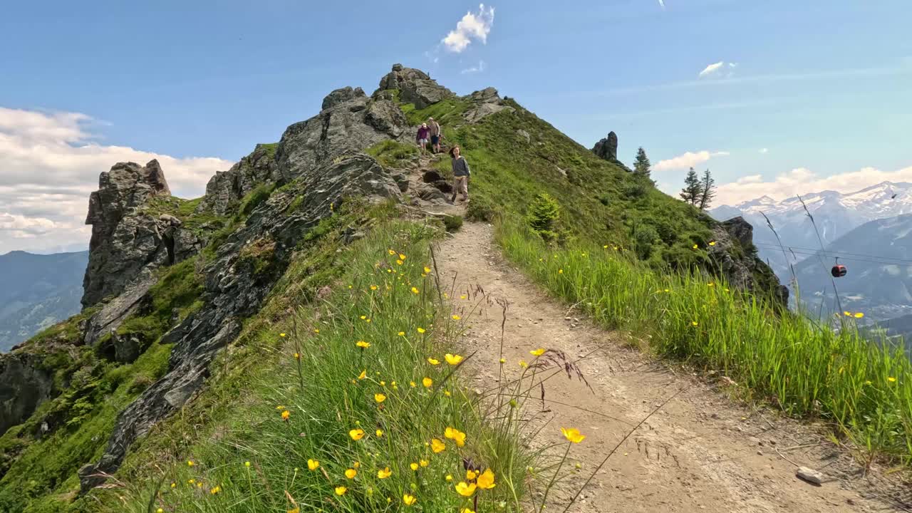 夏日山景徒步小径视频素材