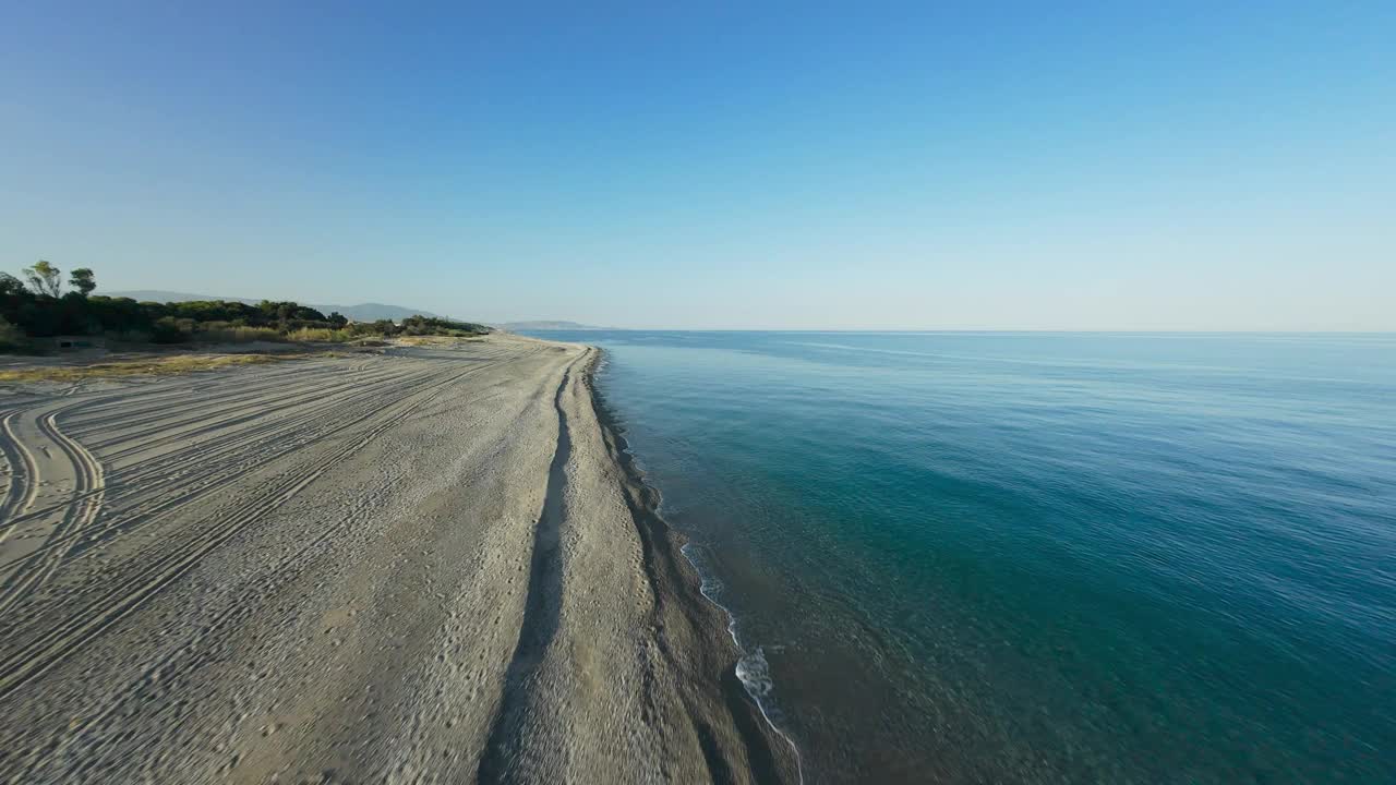 在夏日的灯光下飞过平静的海面视频素材