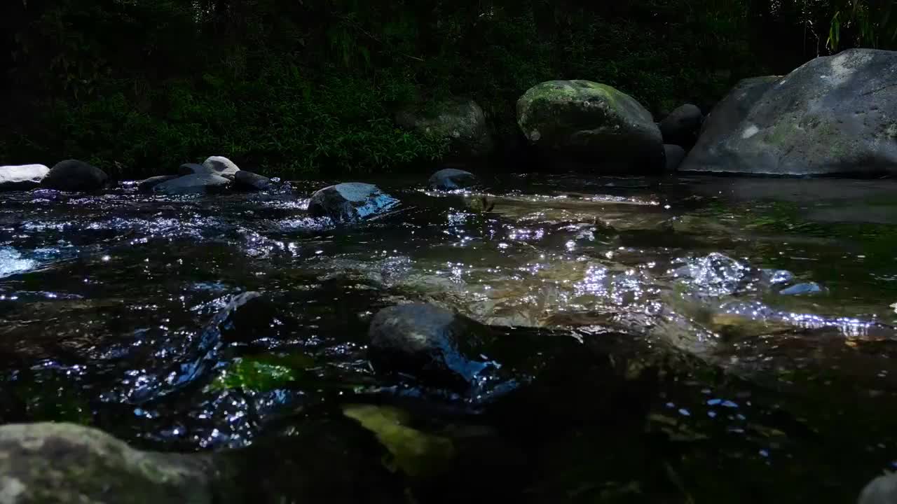 清澈的河水在山上流动视频素材