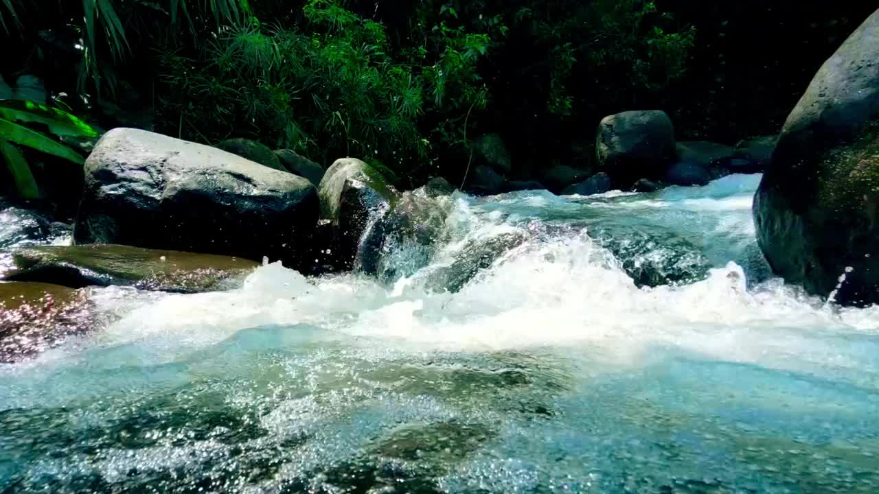 清澈的河水在山间流动的特写镜头视频素材