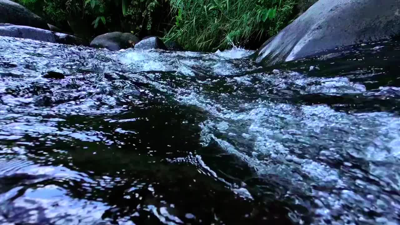 清澈的河水在山间流动的特写镜头视频素材