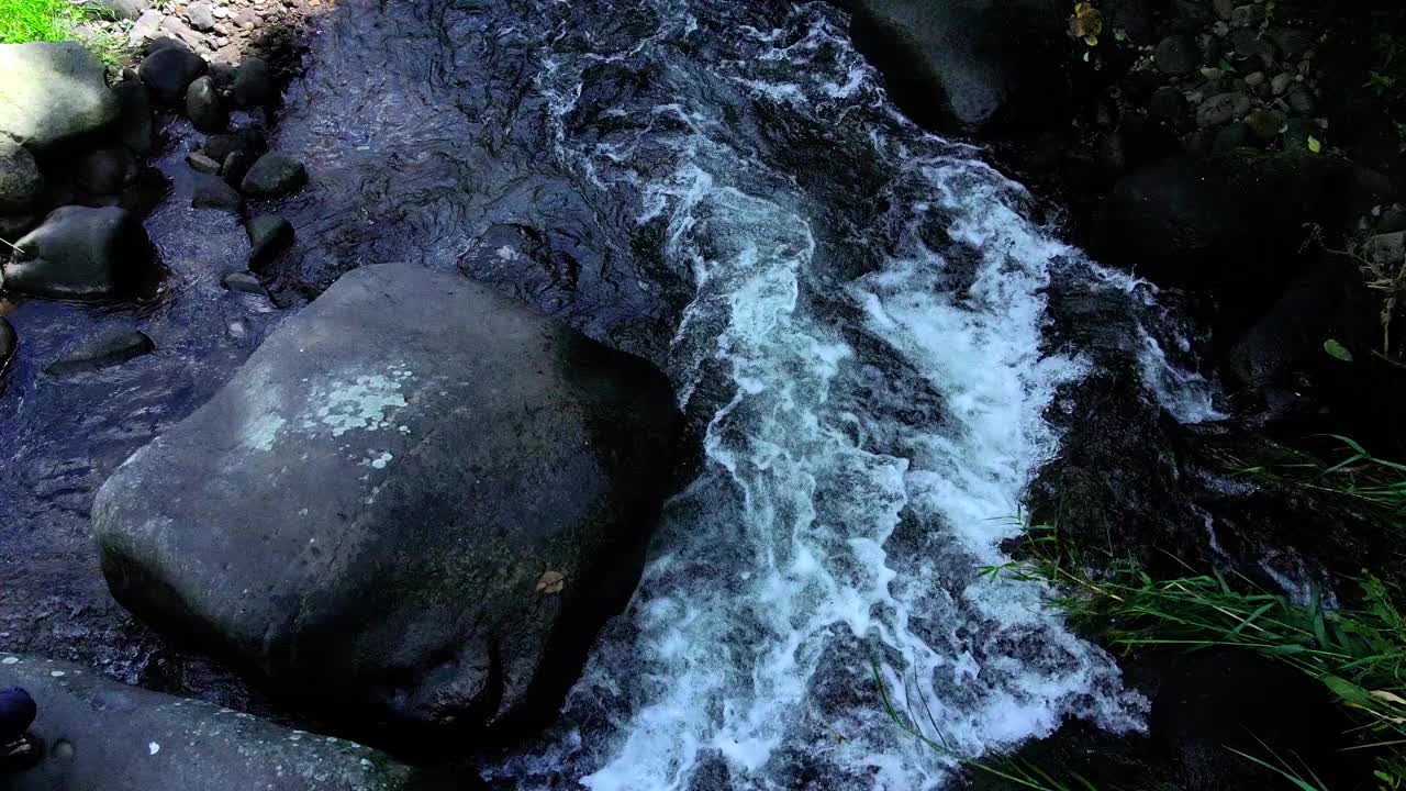 无人机拍摄的清澈的河水在山上流动视频下载