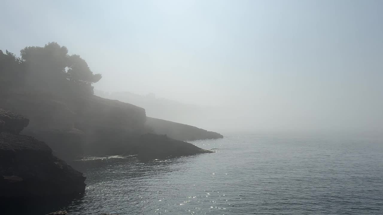 薄雾笼罩着地中海沿岸的海面。视频素材