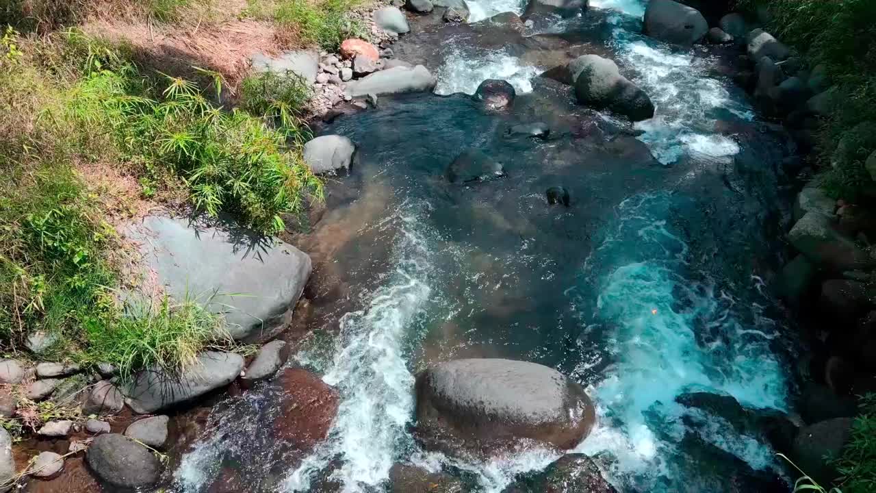 无人机拍摄的清澈的河水在山上流动视频素材