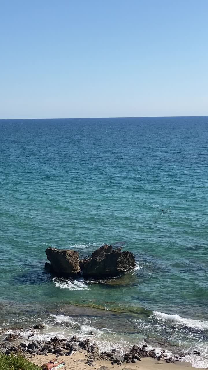 地中海的海岸和波浪视频下载