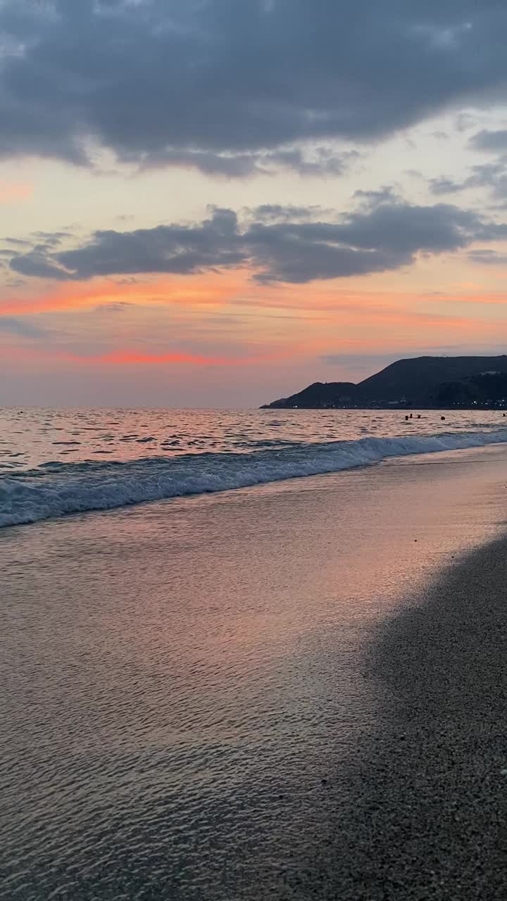 大海和美丽的日落和海浪视频下载