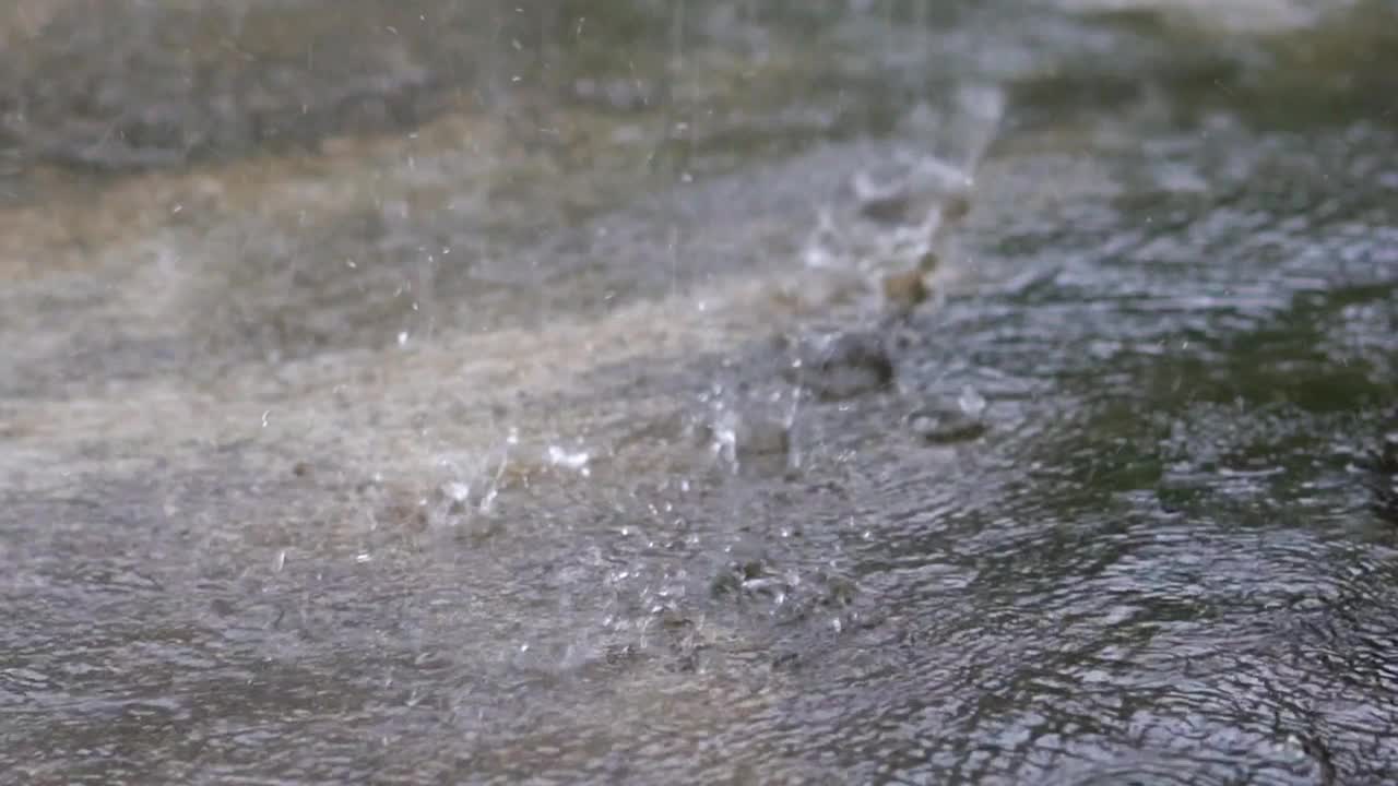 大雨落在地板上，溅起水花视频下载