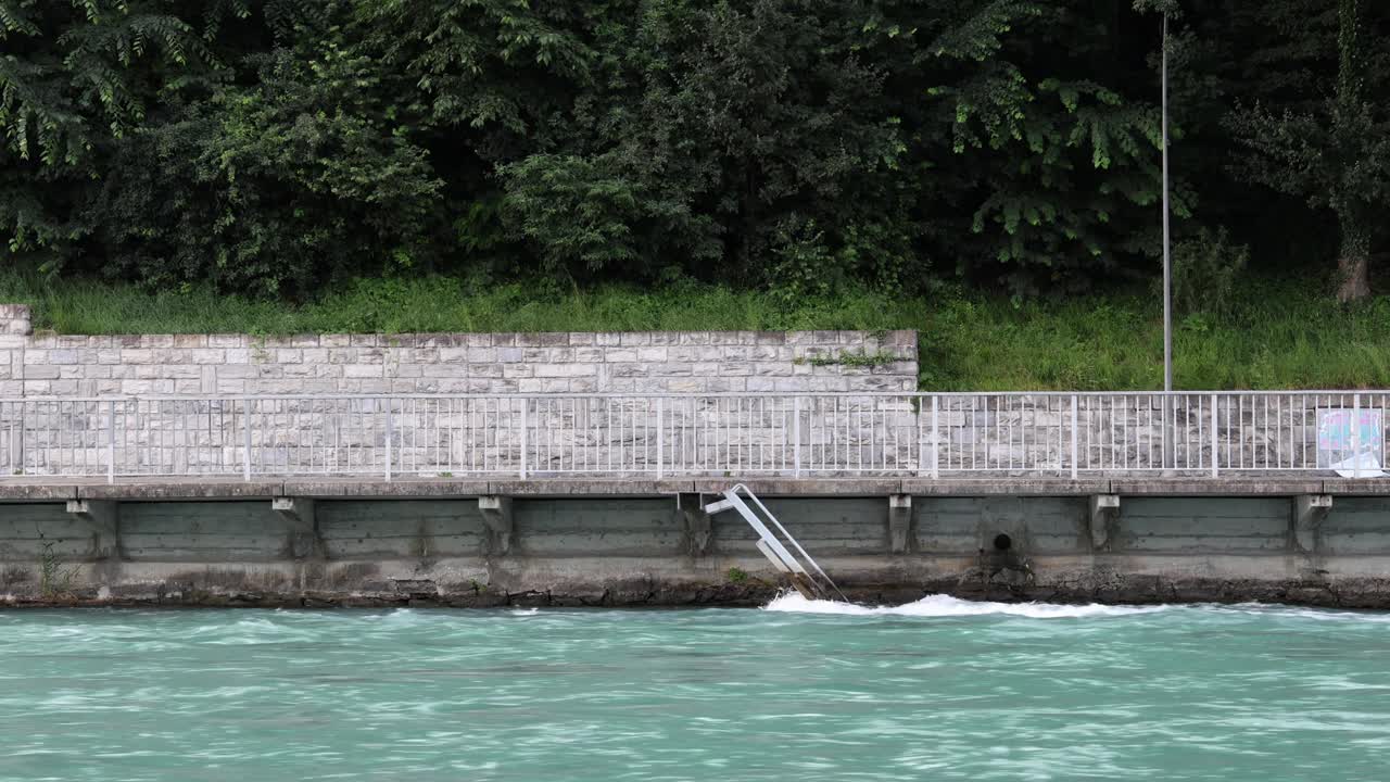 河堤上台阶推高，河水湍急，有洪水危险视频下载