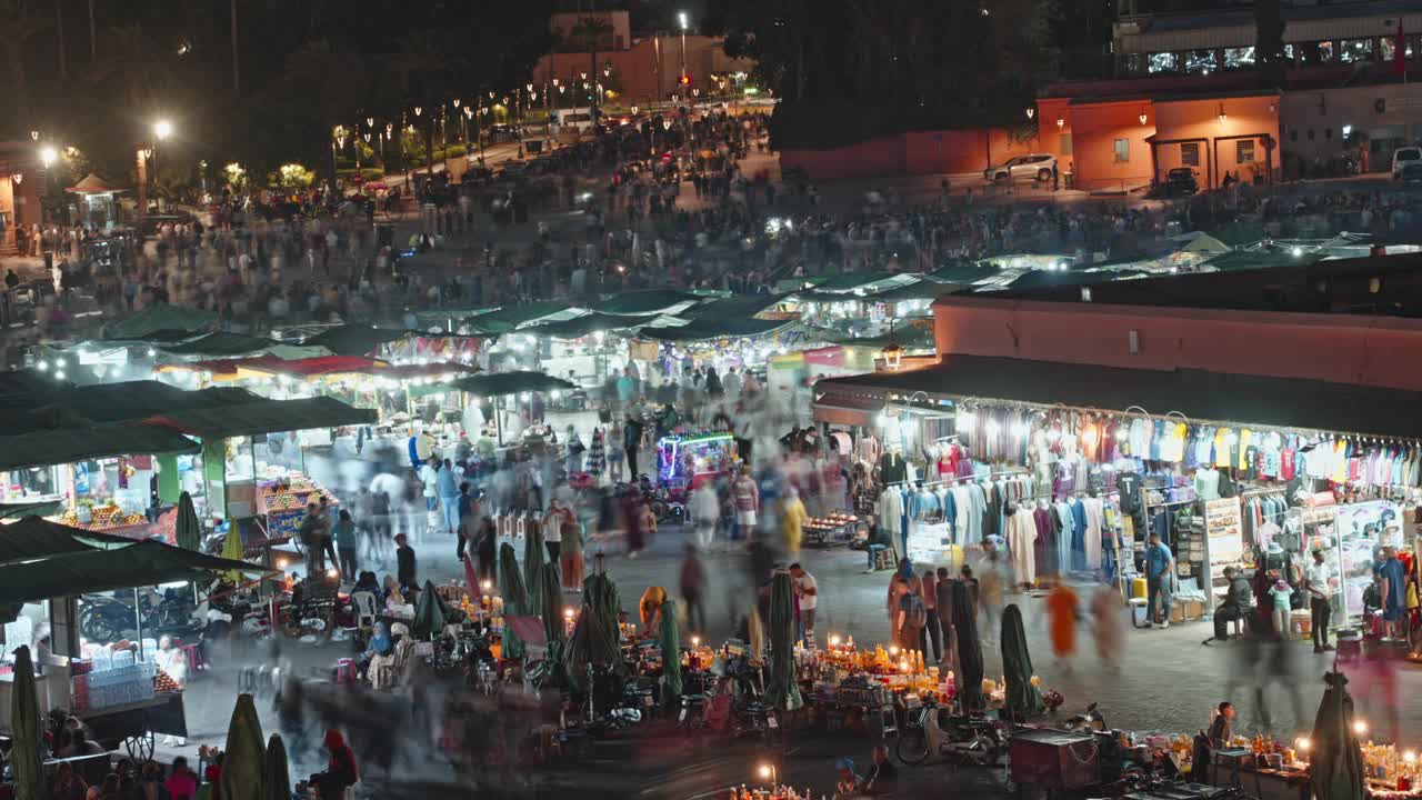 马拉喀什Jemaa el-Fna的一个繁华的夜市，挤满了人和充满活力的摊位，时间流逝视频素材