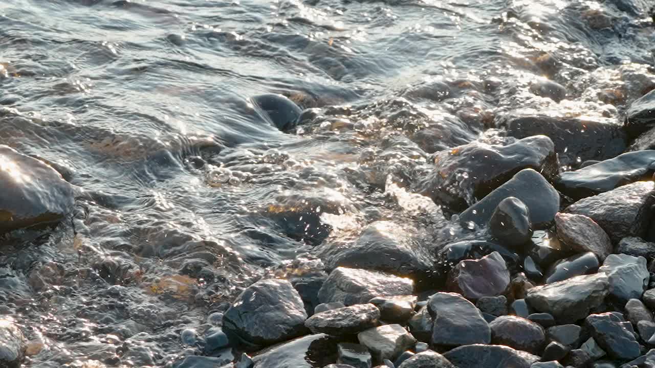 黄昏时分，爱沙尼亚宁静的海水边缘视频下载