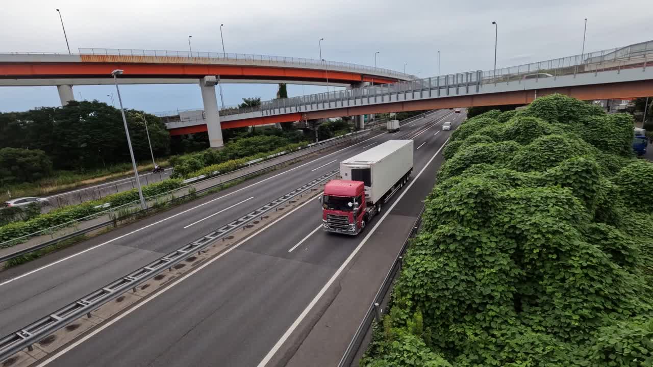 高速公路上的汽车和卡车，时间流逝视频素材