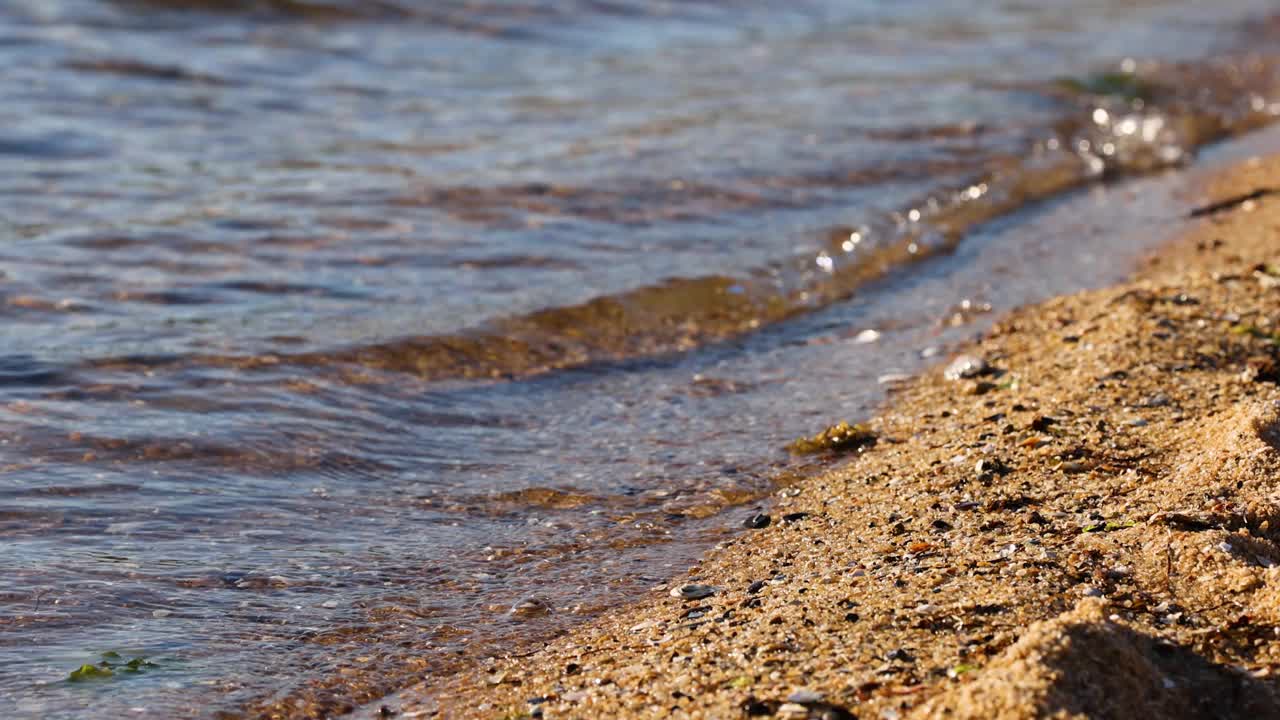 布莱顿海滩上的温柔海浪视频素材