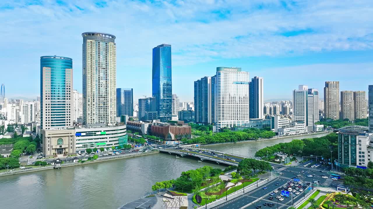 宁波现代城市的建筑天际线与河流背景视频素材