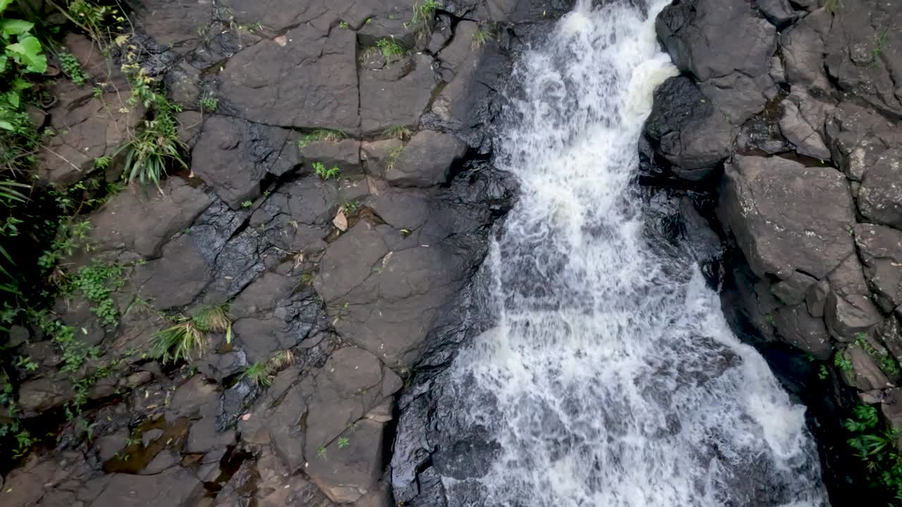 岩石上的瀑布视频素材