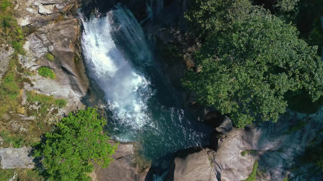 风景秀丽的瀑布河-空中无人机拍摄视频素材