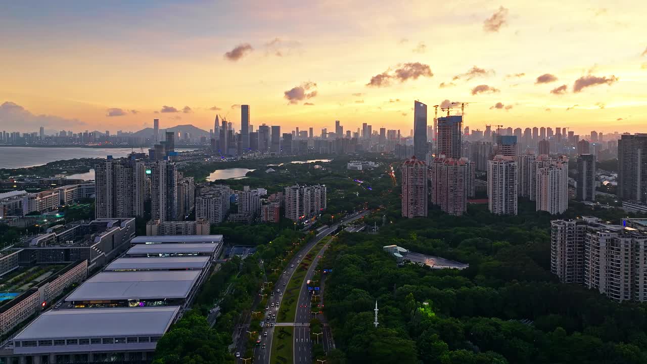 深圳市中心的现代城市建筑在日落的天际线背景视频素材