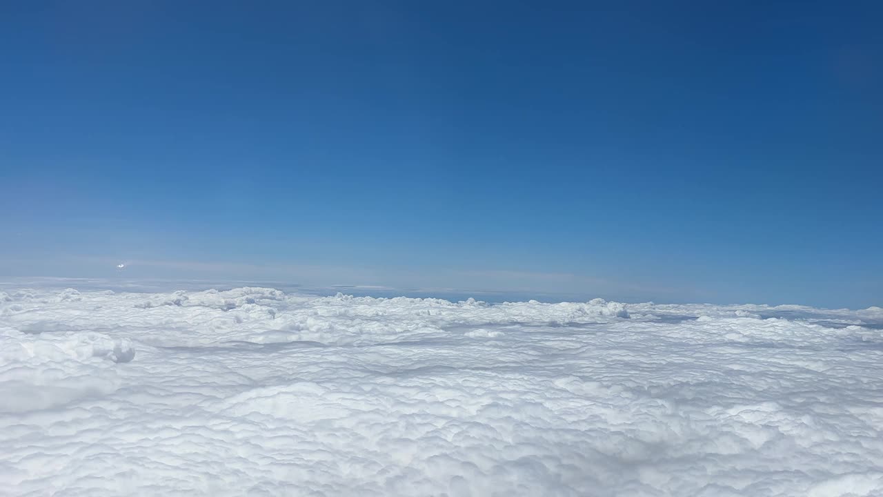 白色积云在清澈的蓝天背景特写，多云的天空背景，蓬松的云纹理，美丽的阳光云景天堂，臭氧层插图，风景多云天气视频素材